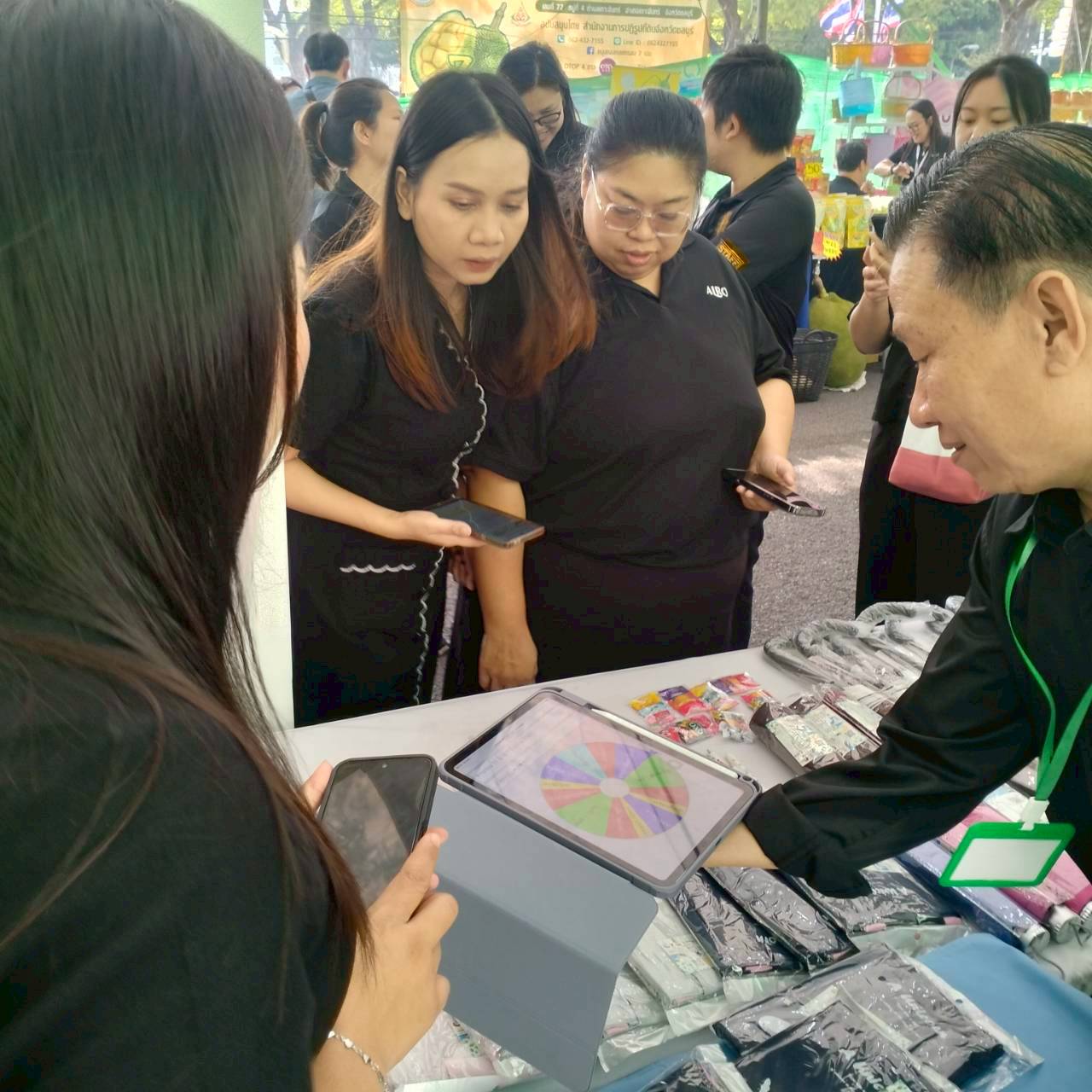 title - คณะทำงานฝ่ายติดตามประเมินผลการจัดงาน วันคล้ายวันสถาปนาสำนักงานการปฏิรูปที่ดินเพื่อเกษตรกรรม (ส.ป.ก.) ครบรอบ 51 ปี เปิดตั้งจุดให้ผู้ร่วมงานได้ร่วมสนุก เล่นเกมส์ และตอบแบบประเมินผลการจัดงาน ผ่านระบบออนไลน์